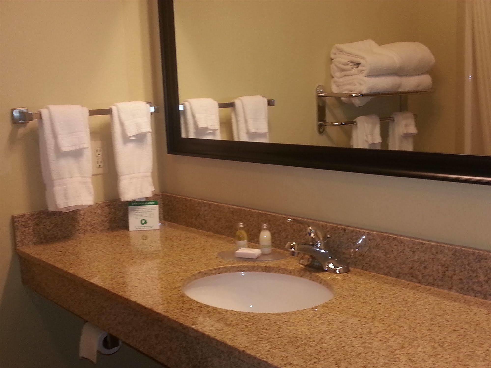 Cobblestone Inn & Suites - Bloomfield Εξωτερικό φωτογραφία